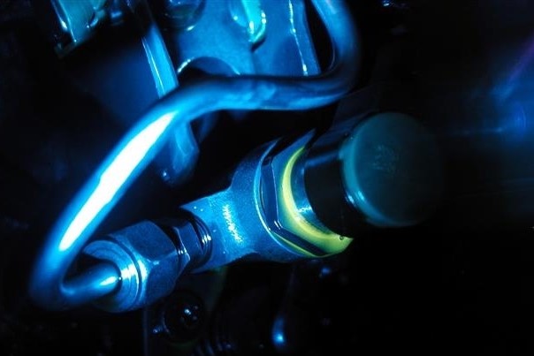 紫外线手电筒用于发动机润滑油检测
