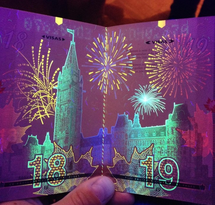 紫外线灯用于检查护照的真伪